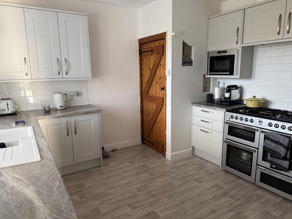 Lot: 62 - DETACHED HOUSE WITH SEA VIEWS PLUS ADJOINING LAND WITH PLANNING - Fitted kitchen units with door to further bedrooms